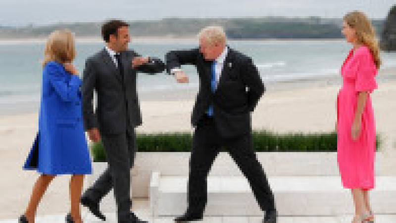 Emmanuel Macron și Boris Johnson se salută în modul obișnuit din perioada pandemiei. Foto: Profimedia Images | Poza 2 din 6