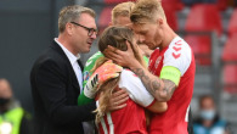 Prietena lui Christian Eriksen, Sabrina Kvist Jensen, consolată de jucătorii echipei daneze. Foto: Profimedia | Poza 5 din 6