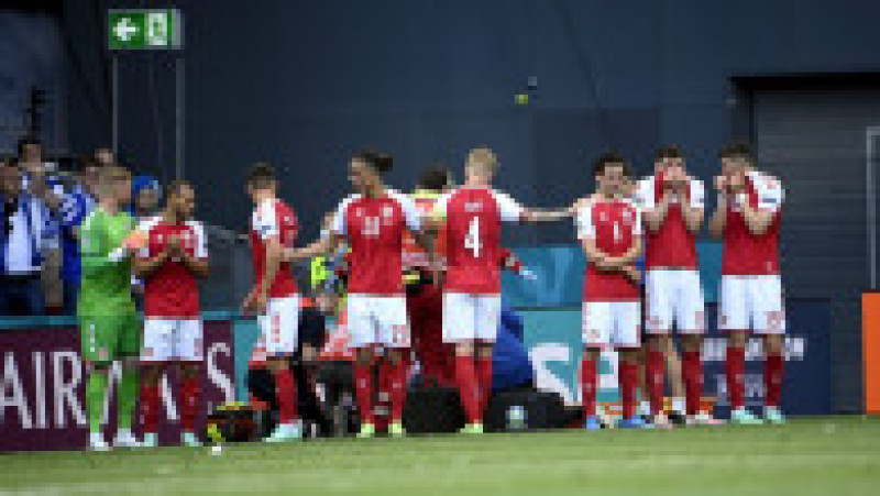 Jucătorii și staff-ul Danemarcei au făcut paravan în jurului lui Christian Eriksen. Foto: ProfimediaUEFA Euro 2020 football tournament, Finland vs. Denmark, Copenhagen - 12 Jun 2021,Image: 615411734, License: Rights-managed, Restrictions: , Model Release: no, Credit line: Profimedia | Poza 6 din 6