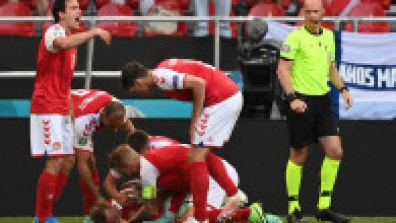 Jucătorii Danemarcei încearcă să-l ajute pe Christian Eriksen. Foto: Profimedia Images | Poza 2 din 6