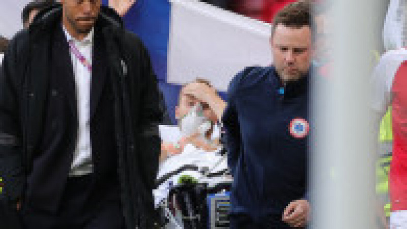 Christian Eriksen, scos pe targă de pe teren, după ce s-a prăbușit în timpul meciului cu Finlanda, care s-a desfășurat la Copenhaga, la campionatul de fotbal EURO 2020. Foto: Profimedia Images | Poza 60 din 81