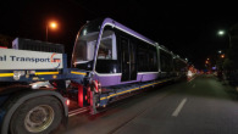 Tramvaiul nou a fost transportat din vama Giurgiu până la Timișoara pe un trailer Foto: Facebook Dominic Fritz | Poza 2 din 7