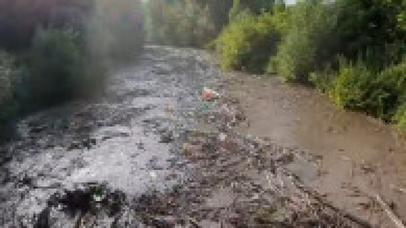 O viitură de numai un minut a umplut un râu din Apuseni cu tone de gunoaie. FOTO: Captura Facebook Dorel Lazăr | Poza 1 din 6