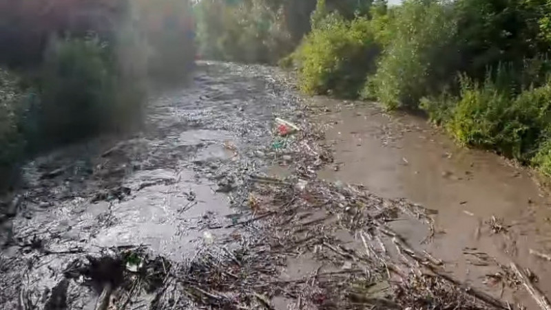 O viitură de numai un minut a umplut un râu din Apuseni cu tone de gunoaie. FOTO: Captura Facebook Dorel Lazăr