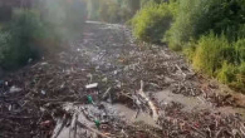 O viitură de numai un minut a umplut un râu din Apuseni cu tone de gunoaie. FOTO: Captura Facebook Dorel Lazăr | Poza 4 din 6