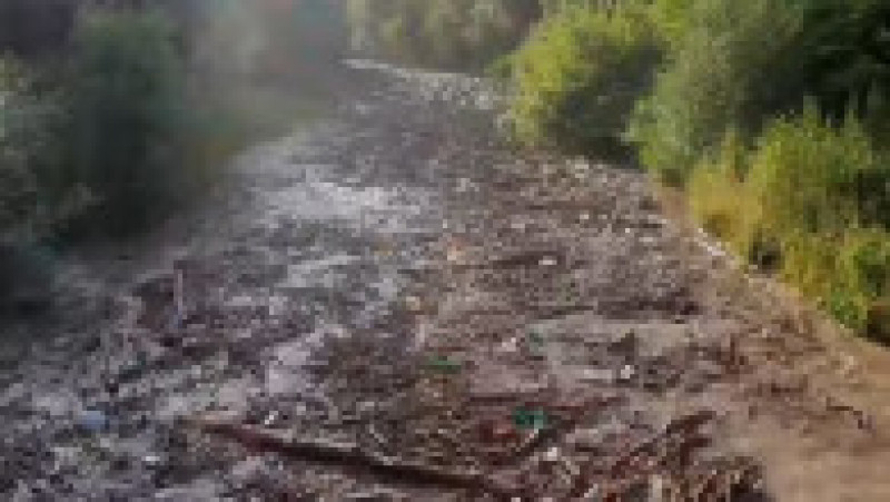 O viitură de numai un minut a umplut un râu din Apuseni cu tone de gunoaie. FOTO: Captura Facebook Dorel Lazăr | Poza 5 din 6
