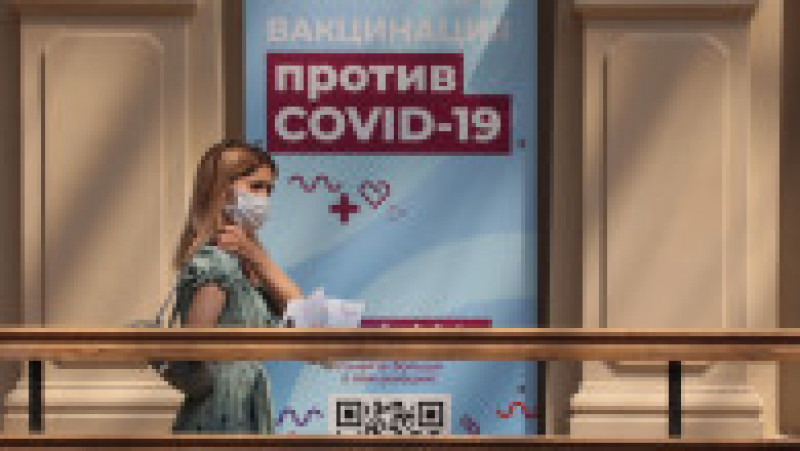 O femeie merge spre centrul de vaccinare de la magazinul GUM din Moscova. Foto: Profimedia Images | Poza 5 din 7