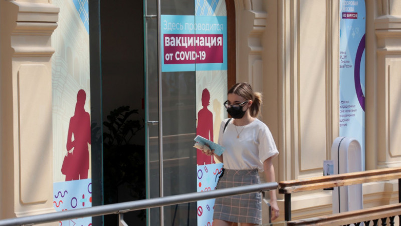 O femeie merge spre centrul de vaccinare de la magazinul GUM din Moscova. Foto: Profimedia Images