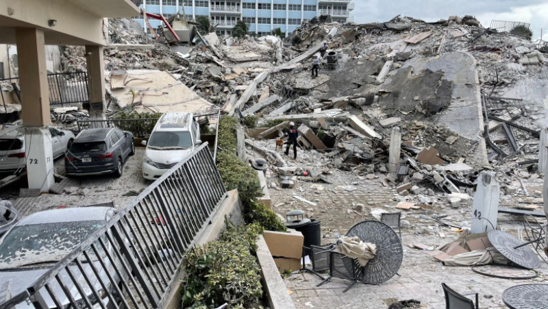Ruinele clădirii cu 12 etaje prăbușite în Miami. Foto: Profimedia Images