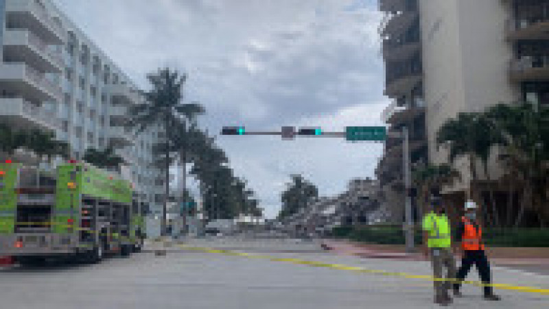 Echipe de salvare în apropierea clădirii prăbușite în Miami. Foto: Profimedia Images | Poza 2 din 7