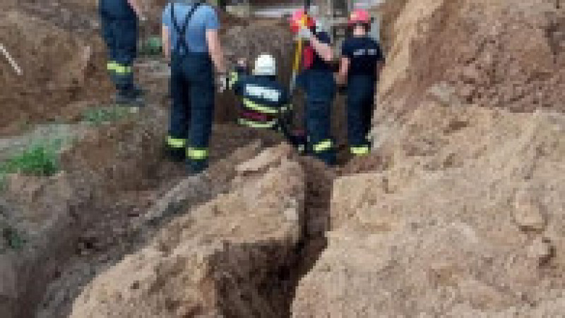 Două persoane au fost prinse sub un mal de pământ surpat, joi, între localitățile Rudicica și Urseni, din județul Timiș. Foto: ISU Timiș | Poza 2 din 3