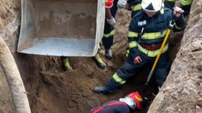 Două persoane au fost prinse sub un mal de pământ surpat, joi, între localitățile Rudicica și Urseni, din județul Timiș. Foto: ISU Timiș