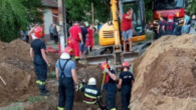 Două persoane au rămas prinse sub un mal de pământ surpat, joi, între localitățile Rudicica și Urseni, din județul Timiș. Foto: ISU Timiș | Poza 3 din 3
