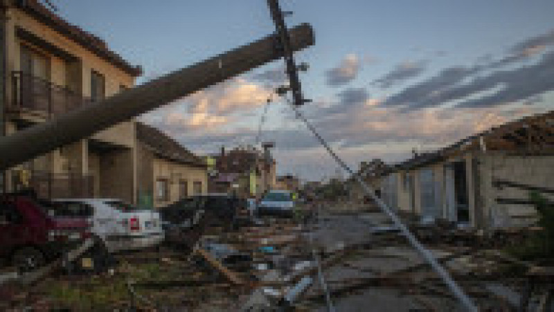 Efectele devastatoare ale tornadei din Cehia. FOTO: Agerpres | Poza 4 din 8
