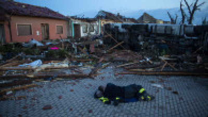 Efectele devastatoare ale tornadei din Cehia. FOTO: Agerpres | Poza 7 din 8