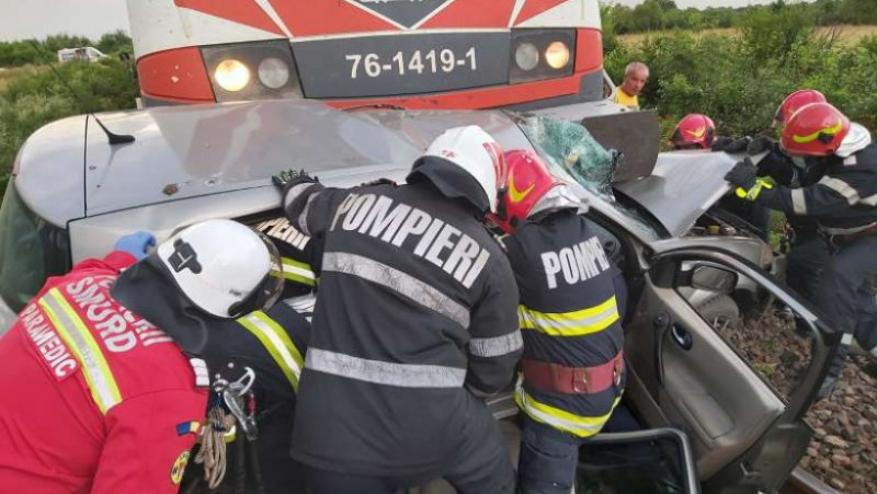 O persoană a rămas încarcerată, după ce mașina în care se afla a fost lovită de tren. Foto: ISU Maramureș