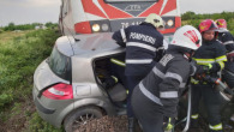O persoană a rămas încarcerată, după ce mașina în care se afla a fost lovită de tren. Foto: ISU Maramureș | Poza 2 din 3
