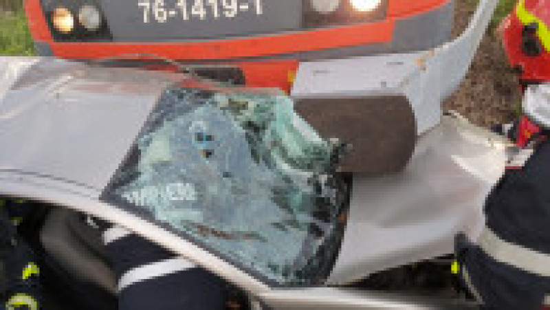 O persoană a rămas încarcerată, după ce mașina în care se afla a fost lovită de tren. Foto: ISU Maramureș | Poza 3 din 3
