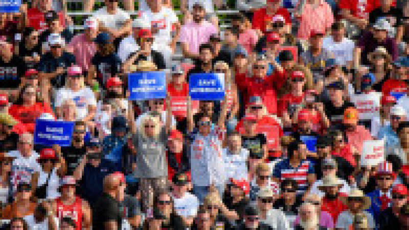 Suporteri cu pancarte „Salvați America”. Foto: Profimedia | Poza 6 din 11