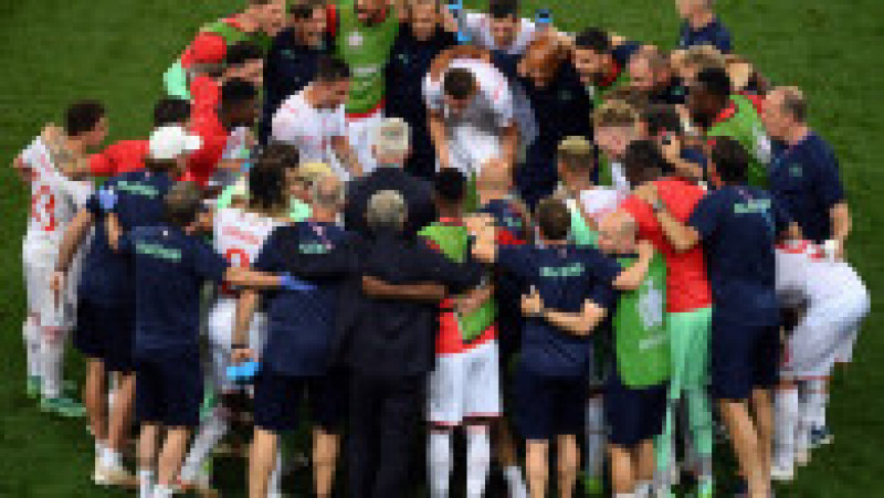 Jucătorii elvețieni s-au adunat în jurul antrenorului bosniac Vladimir Petkovic înaintea prelungirilor din optimile de finală cu Franța Foto: Profimedia | Poza 4 din 11