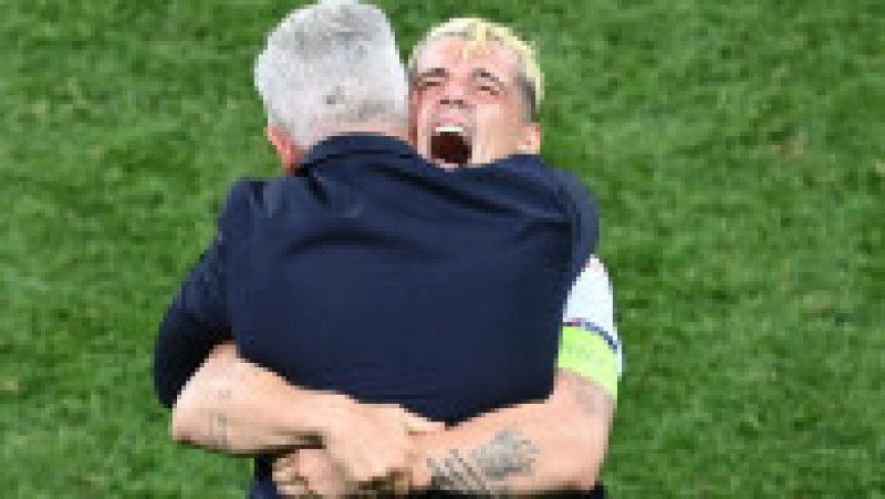 Mijlocașul elvețian Granit Xhaka îl îmbrățișează pe antrenorul Vladimir Petkovic după victoria Elveției în fața Franței pe Arena Națională Foto: Profimedia | Poza 6 din 11