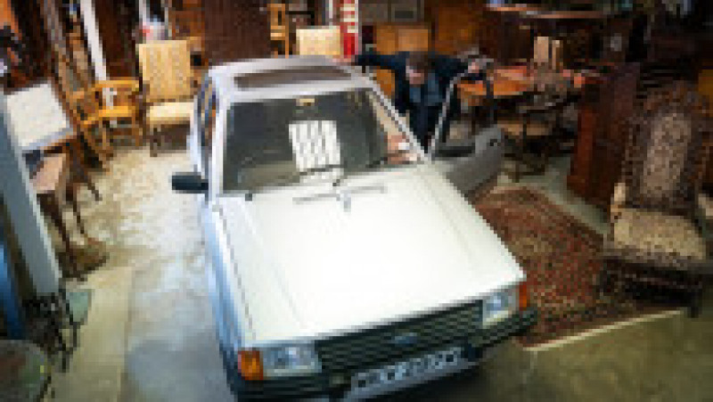 Automobilul, care este un Ford Escort Ghia, i-a fost oferit Dianei de către prințul Charles în mai 1981, cu două luni înainte de nuntă. Foto; Profimedia Images | Poza 4 din 7