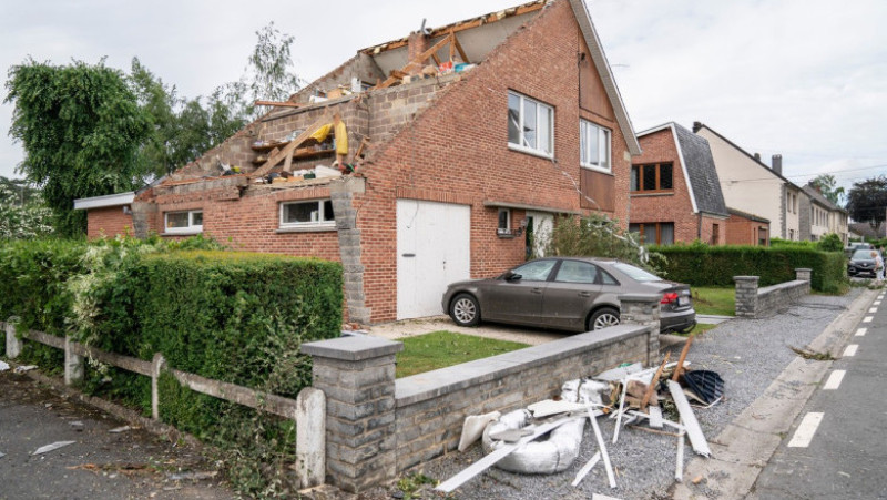 Au fost raportate pagube la 92 de clădiri, iar aproximativ 10 structuri au fost grav avariate şi nu mai sunt locuibile. Foto: Profimedia