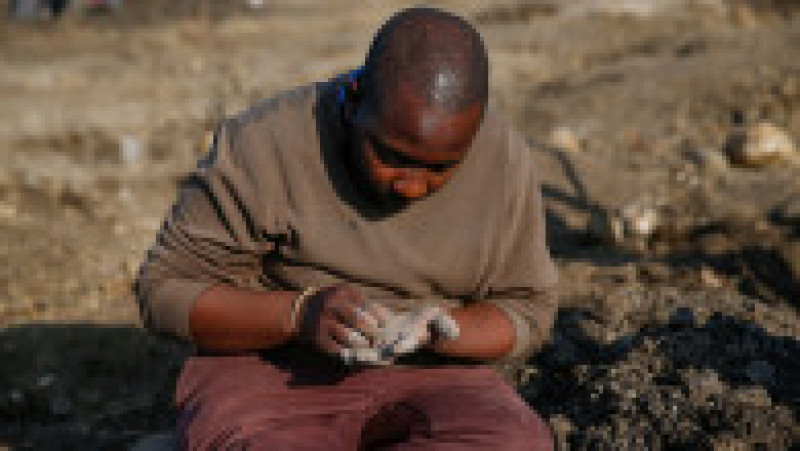 O adevărată vânătoare de comori a pornit într-un sat african, după ce un localnic a găsit pe câmp o piatră despre care se crede că ar putea fi valoroasă. Sursa foto: Profimedia Images | Poza 9 din 15