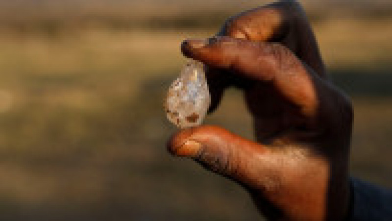 O adevărată vânătoare de comori a pornit într-un sat african, după ce un localnic a găsit pe câmp o piatră despre care se crede că ar putea fi valoroasă. Sursa foto: Profimedia Images | Poza 12 din 15