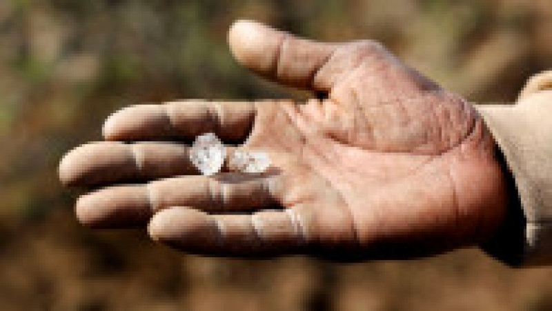 O adevărată vânătoare de comori a pornit într-un sat african, după ce un localnic a găsit pe câmp o piatră despre care se crede că ar putea fi valoroasă. Sursa foto: Profimedia Images | Poza 7 din 15