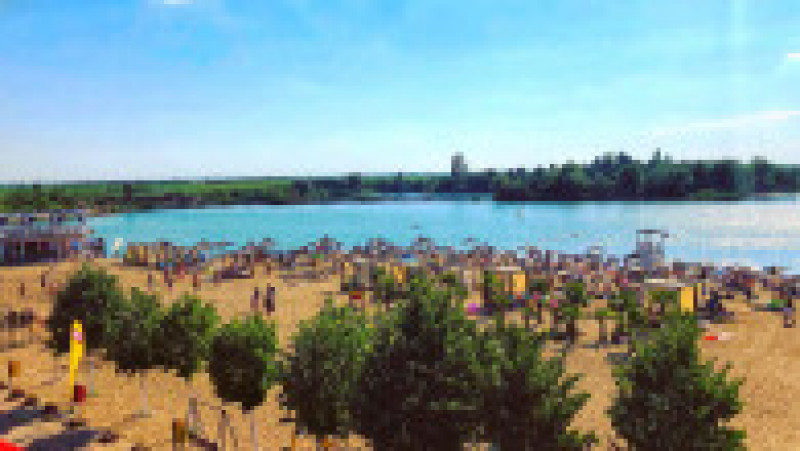 Plaja amenajată la lacul Ghioroc din Arad a ajuns unul dintre locurile cele mai căutate în sezonul estival. FOTO Facebook Ghioroc Summer Fest Official | Poza 2 din 6
