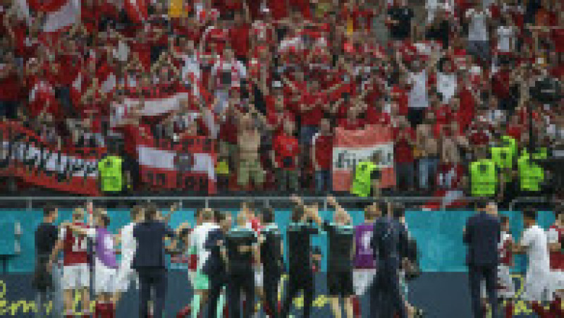 Suporterii austrieci salută calificarea în optimi a naționalei lor, după meciul cu Ucraina de la EURO 2020 Foto: Inquam Photos / Octav Ganea | Poza 5 din 6