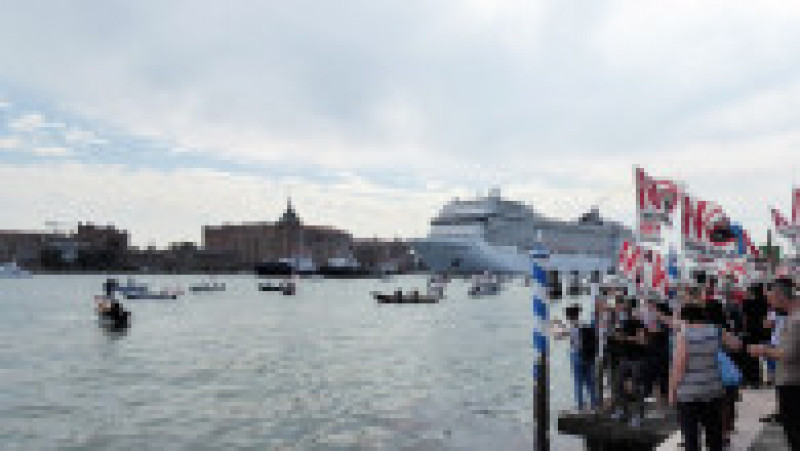 Protest la Veneția față de reluarea curselor navelor de croazieră pe principalul canal al orașului. Oamenii și-au scos bărcile și au navigat de-a lungul canalului pentru a-și arăta nemulțumirea. Foto: Profimedia Images | Poza 1 din 9