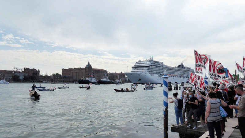 Protest la Veneția față de reluarea curselor navelor de croazieră pe principalul canal al orașului. Oamenii și-au scos bărcile și au navigat de-a lungul canalului pentru a-și arăta nemulțumirea. Foto: Profimedia Images