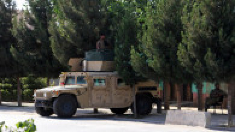 Humvee aparținând forțelor de securitate afgane, pe marginea unui drum în Kunduz. Talibanii au cucerit punctul de trecere a frontierei cu Tajikistan, la circa 50 km distanță. Foto: Profimedia | Poza 5 din 41