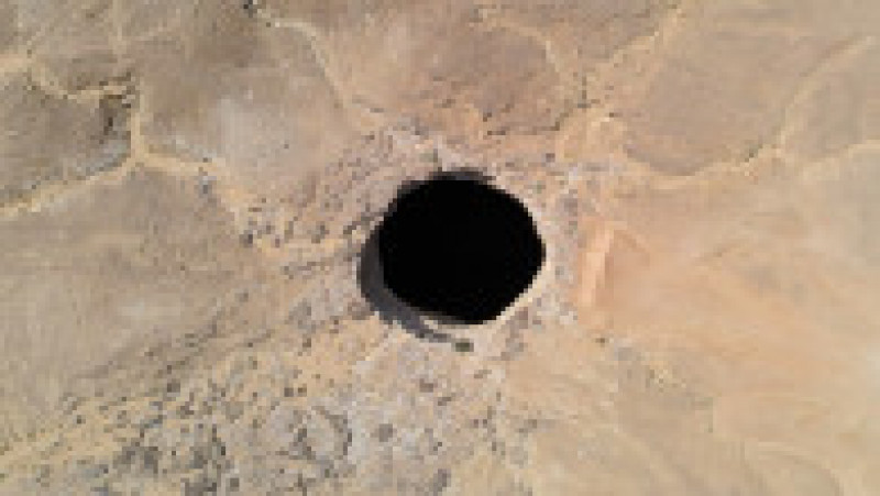 Gaura din deșertul din Yemen este denumită popular „Fântâna iadului” sau „Gura Iadului” Foto: Profimedia | Poza 8 din 8