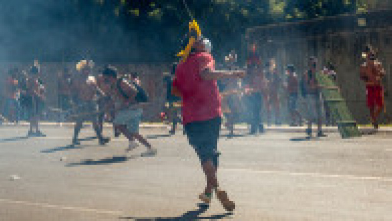 Diferite grupuri indigene demonstrează de la începutul lunii la Brasilia împotriva unui proiect de lege care modifică regulile pentru delimitarea terenurilor lor. Foto: Profimedia Images | Poza 4 din 9