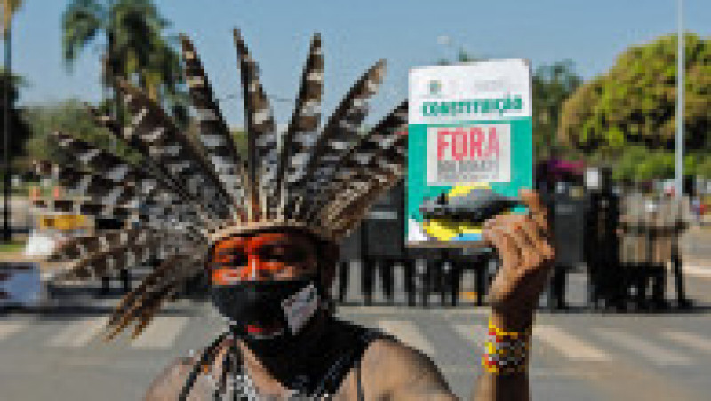 Diferite grupuri indigene demonstrează de la începutul lunii la Brasilia împotriva unui proiect de lege care modifică regulile pentru delimitarea terenurilor lor. Foto: Profimedia Images | Poza 3 din 9