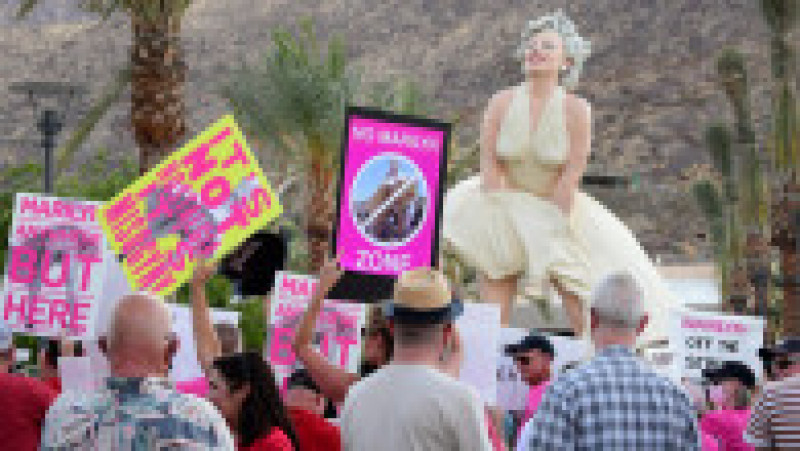 Protest față de amplasara statuii actriței Marilyn Monroe lângă Muzeul de Artă din Palm Springs. Foto: Profimedia Images | Poza 9 din 9