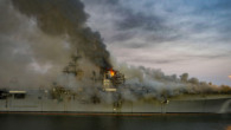 Incendiul de la bordul USS Richard Bonhomme a pornit pe 12 iulie 2020 și a fost stins după 4 zile. Sursa foto: Profimedia Images | Poza 30 din 33