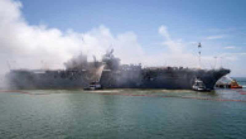 Incendiul de la bordul USS Richard Bonhomme a pornit pe 12 iulie 2020 și a fost stins după 4 zile. Sursa foto: Profimedia Images | Poza 24 din 32