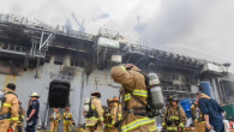 Incendiul de la bordul USS Richard Bonhomme a pornit pe 12 iulie 2020 și a fost stins după 4 zile. Sursa foto: Profimedia Images | Poza 25 din 32