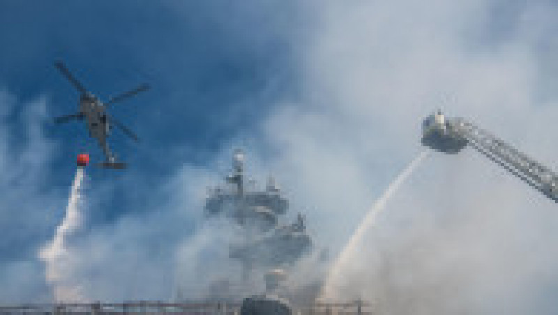 Incendiul de la bordul USS Richard Bonhomme a pornit pe 12 iulie 2020 și a fost stins după 4 zile. Sursa foto: Profimedia Images | Poza 23 din 32