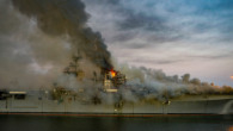 Incendiul de la bordul USS Richard Bonhomme a pornit pe 12 iulie 2020 și a fost stins după 4 zile. Sursa foto: AFP PHOTO /US NAVY/AUSTIN HAIST/HANDOUT / Profimedia Images | Poza 22 din 32