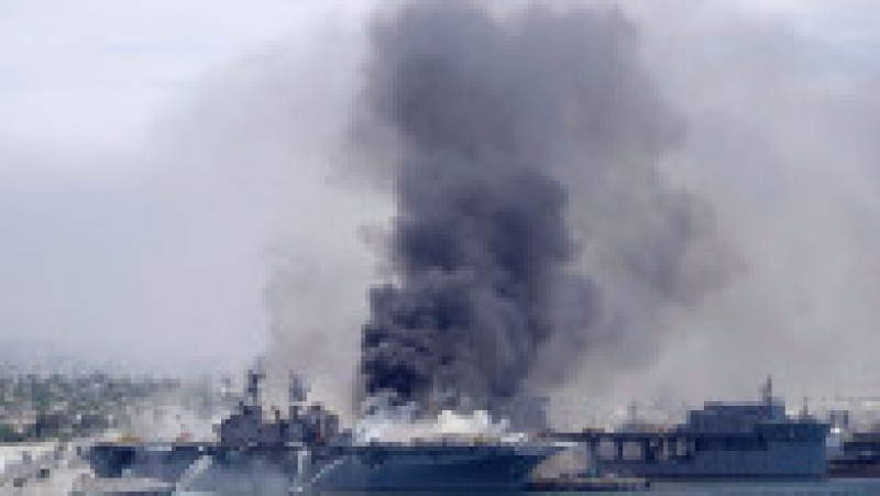 Incendiul de la bordul USS Richard Bonhomme a pornit pe 12 iulie 2020 și a fost stins după 4 zile. Sursa foto: ďż˝ K.C. Alfred/ZUMA Wire / Profimedia Images | Poza 6 din 33