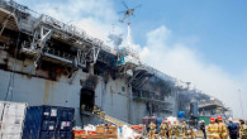 Incendiul de la bordul USS Richard Bonhomme a pornit pe 12 iulie 2020 și a fost stins după 4 zile. Sursa foto: AFP PHOTO /US NAVY/DAVID MORA, JR. /HANDOUT / Profimedia Images | Poza 5 din 33
