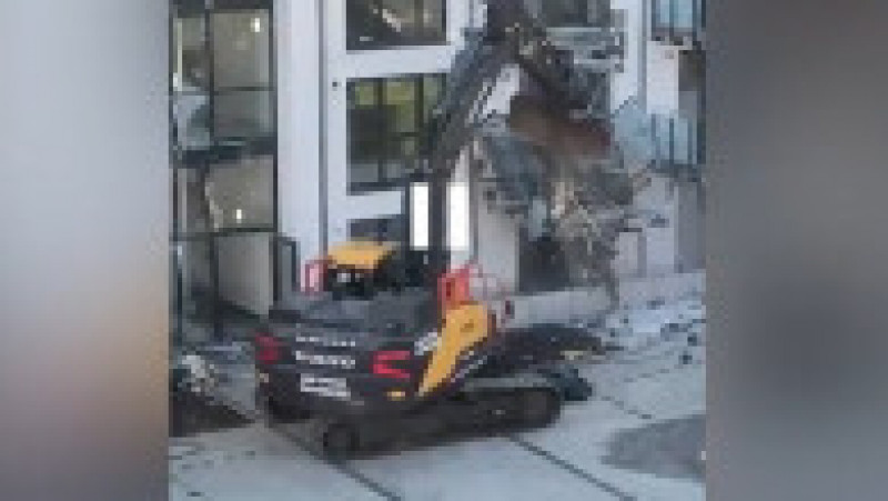 Un constructor german a distrus cu excavatorul blocul pe care îl ridicase FOTO: captură video swr.de | Poza 4 din 5