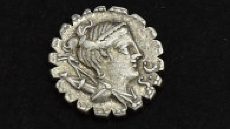 Un tezaur de peste 100 de monede romane şi podoabe de argint, vechi de aproape 2.300 de ani, descoperite în comuna Pieleşti din județul Dolj | Poza 1 din 3