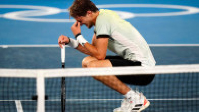 Tenismanul german Alexander Zverev şi-a cerut scuze cu lacrimi în ochi după ce l-a învins pe sârbul Novak Djokovic. Foto: Profimedia | Poza 1 din 7