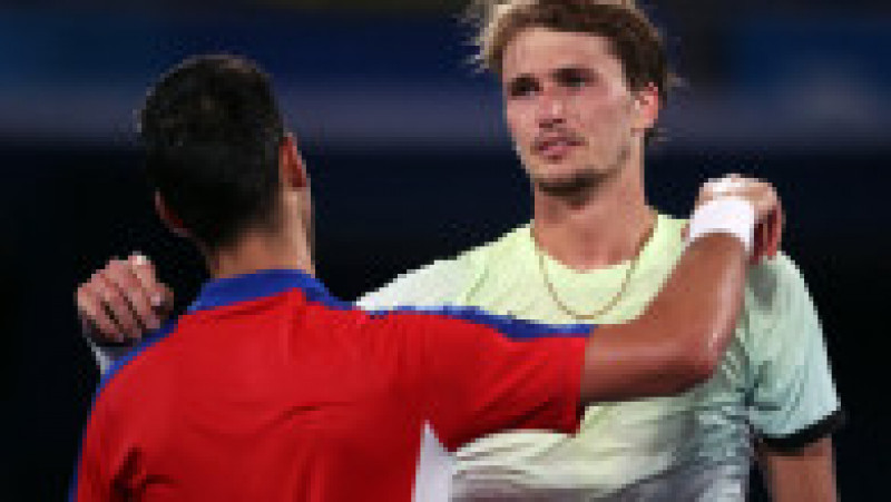Tenismanul german Alexander Zverev şi-a cerut scuze cu lacrimi în ochi după ce l-a învins pe sârbul Novak Djokovic. Foto: Profimedia | Poza 6 din 7